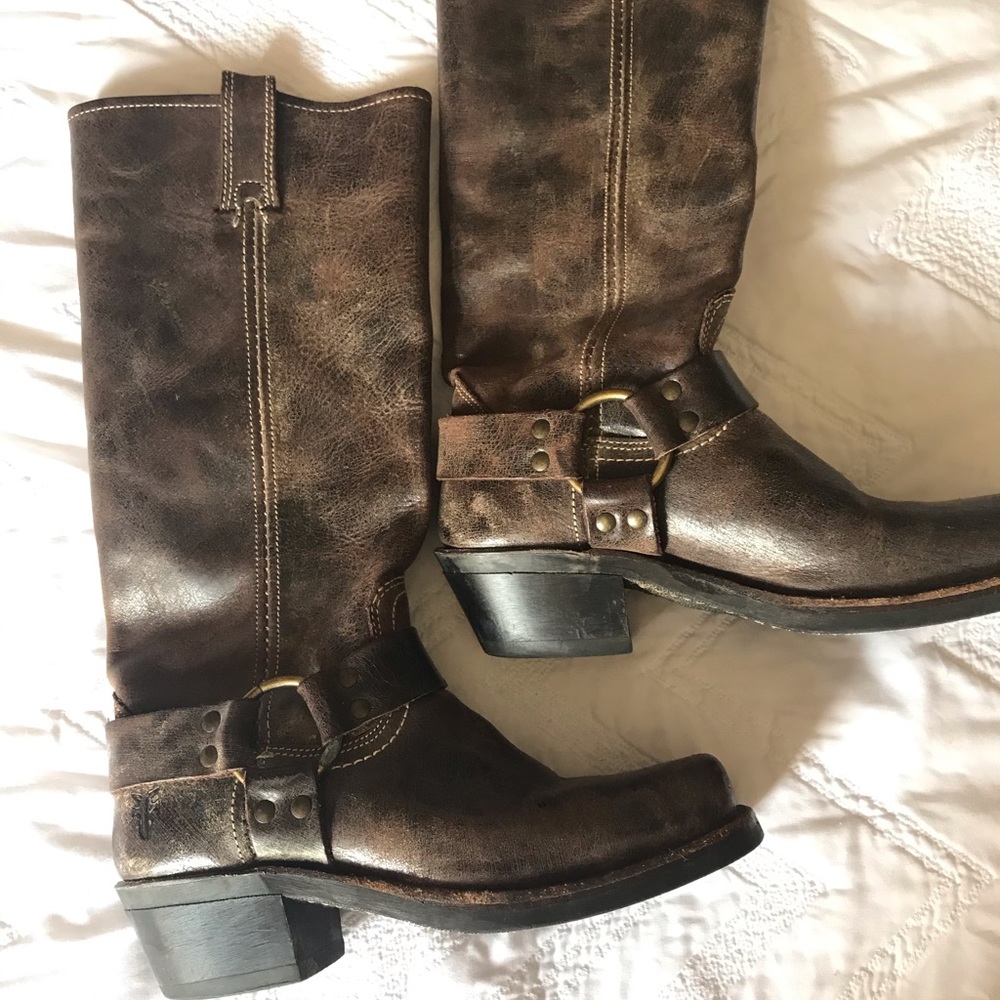 Frye harness 12r boots in smoke leather